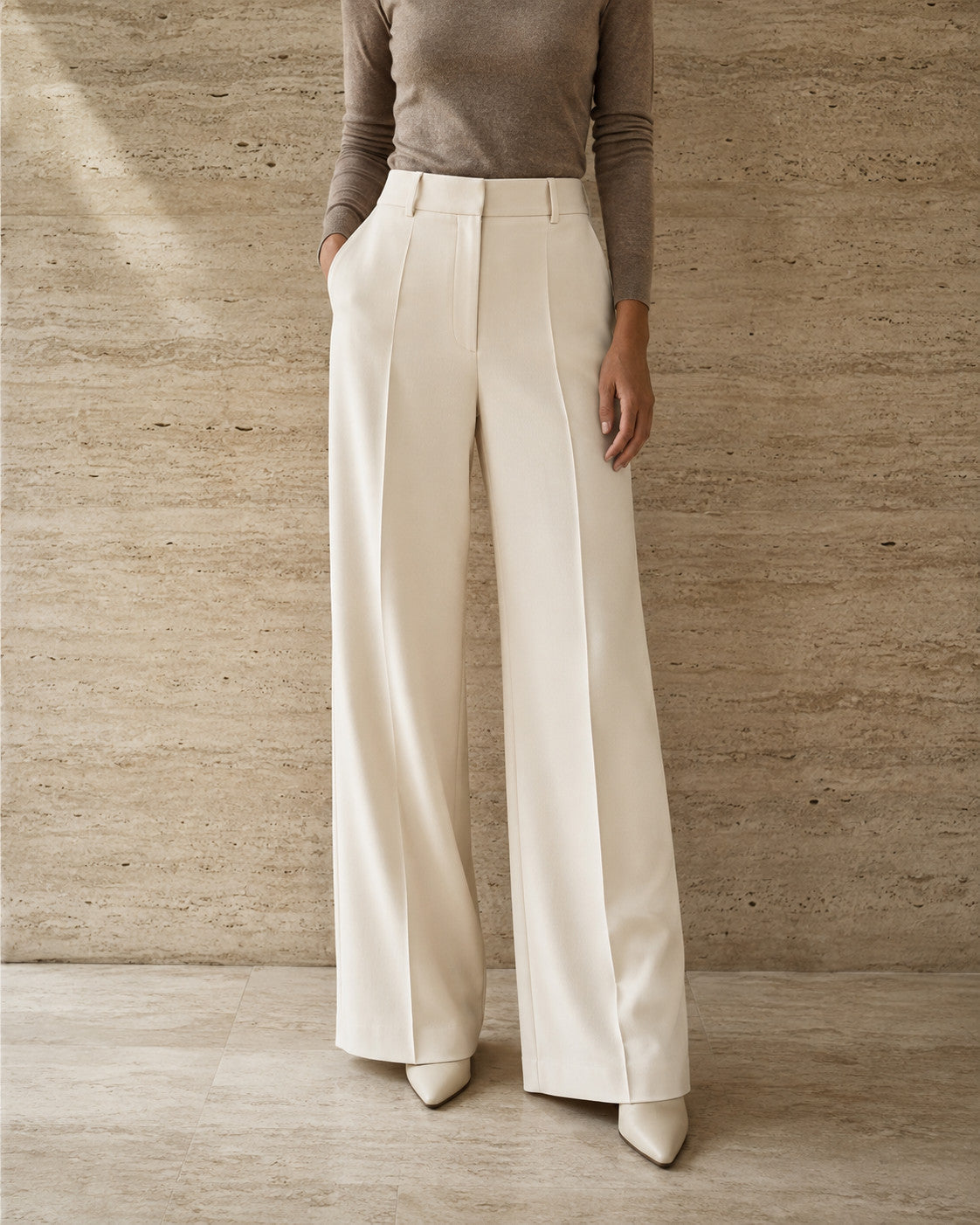 Pantalón sastre crudo de pierna ancha con jerséi topo