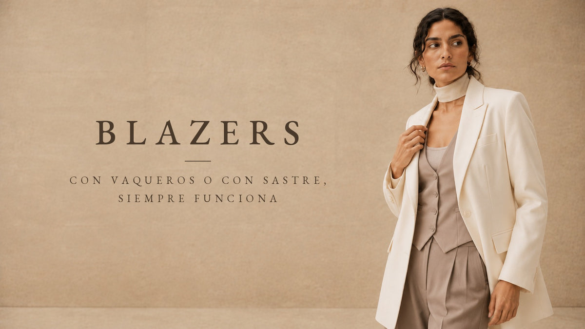 Blazer crudo a la cadera sobre chaleco y pantalón taupe