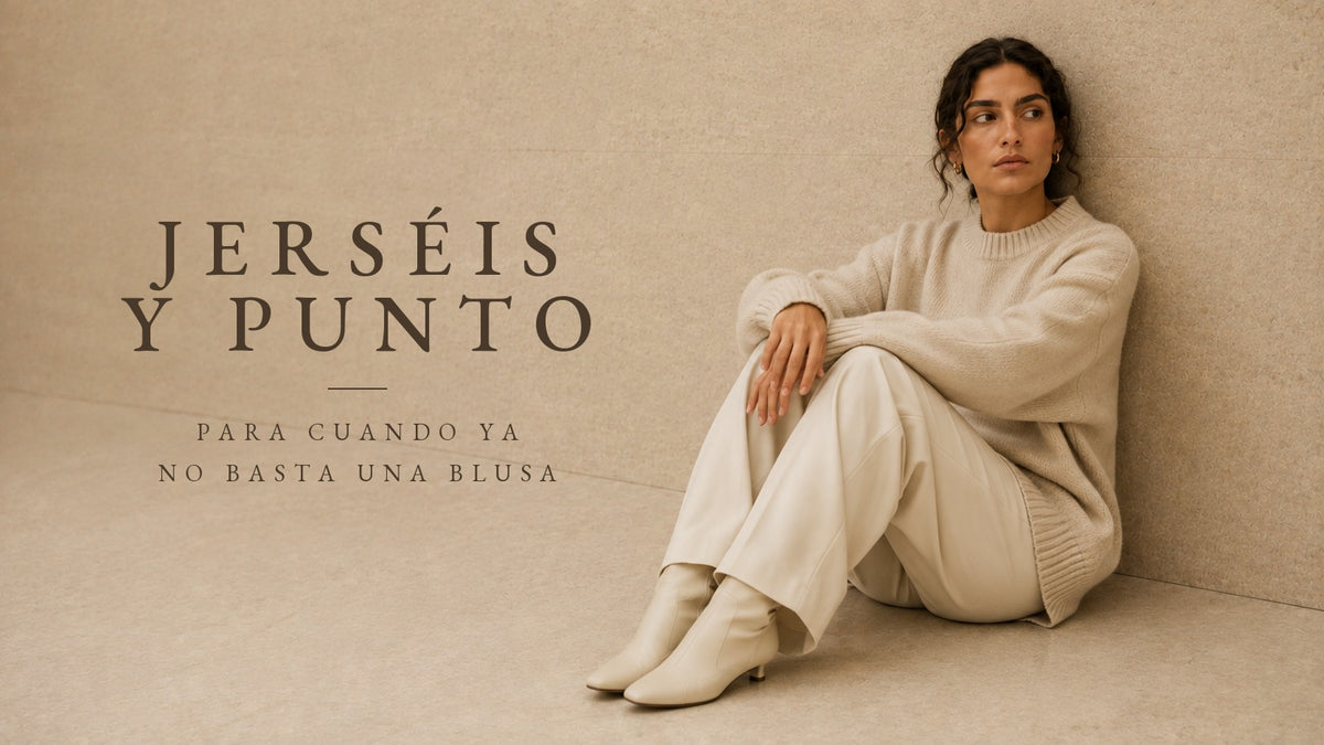 Jersey de punto grueso crudo, sentada contra una pared de travertino